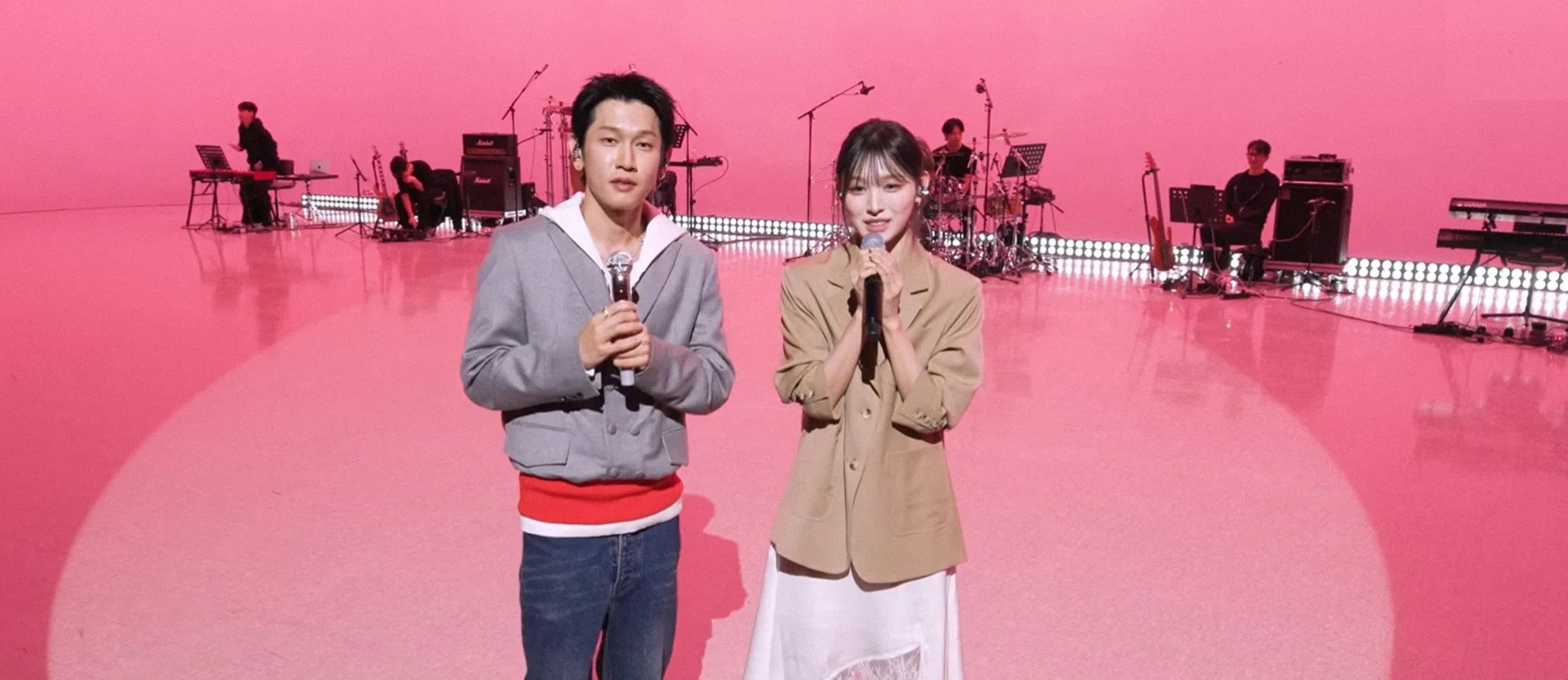 CRUSH cantó su nueva canción ''seesaw'' junto a MINAMI de RESCENE